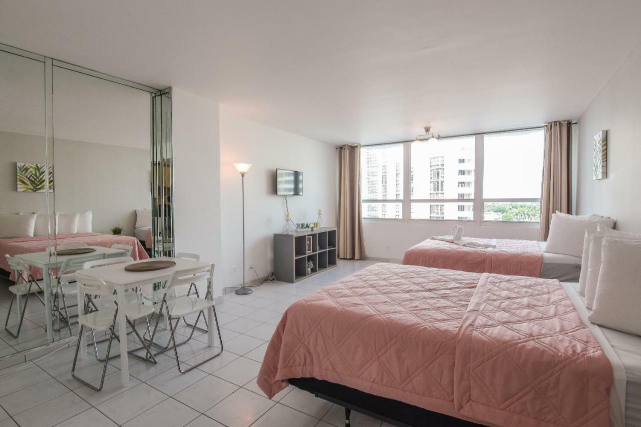 Castle Beach Suites By Vacation Media Miami Beach Exterior photo